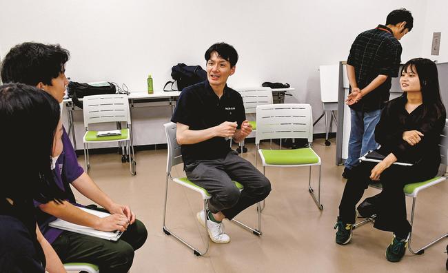 参加者の質問に答えるシーライフ専務の河上清貴さん（中央）＝浜田市田町、市まちなか交流プラザ