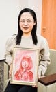 未発表作品「太陽な女性（ひと）」を手にするＳｏｕＭａさん＝松江市内