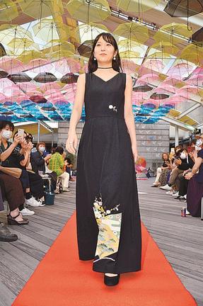 着物をリメークした衣装でランウェイを歩くモデル＝松江市殿町、カラコロ工房
