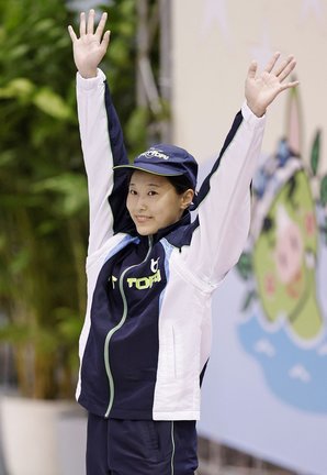 成年女子板飛び込みを制し、表彰式で手を振る鳥取・三上紗也可＝鹿児島市鴨池公園プール
