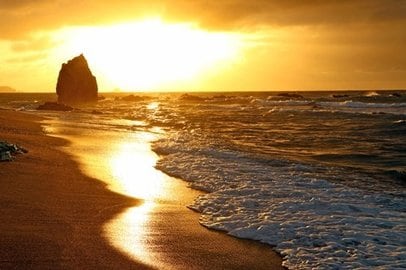 朝刊先読み！】幻想的 夕暮れの観音岩 ＜持石海岸・益田市＞ さんいん