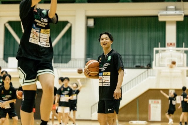 「KOA BASKETBALL ACADEMY（コア・バスケットボール・アカデミー）」で次世代の育成にも力を注ぐ大倉颯太選手