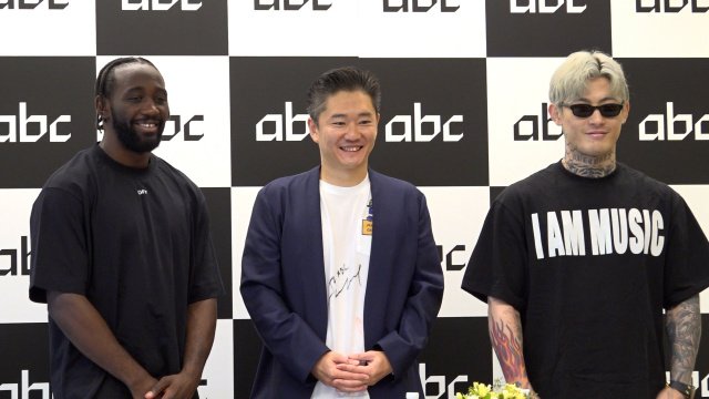 「Crawford Production Japan（仮称）」設立会見に登壇した（左から）テレンス・クロフォード、abc株式会社・松田元代表取締役社長、平本蓮 （C）ORICON NewS inc.