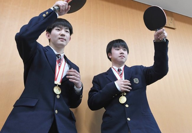 報道陣の求めでポーズを取る黒田選手（左）と小野主将
