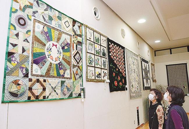 四季折々の花をテーマにした作品を眺める来場者＝出雲市浜町、縁結び交流館