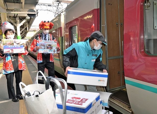 カニとサバの入った箱を列車に積み込む関係者＝米子市弥生町、ＪＲ米子駅