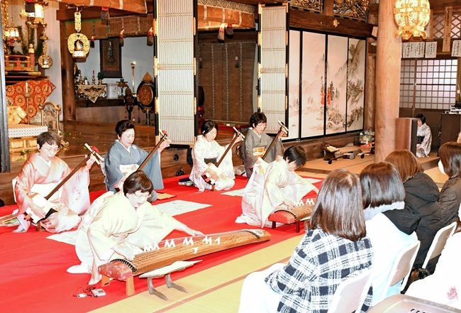 琴や三絃を奏でる演奏者たち＝大田市三瓶町、浄善寺