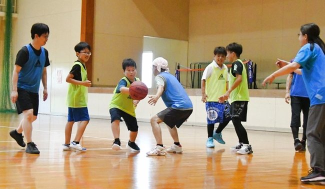 ドリブルで攻め入る参加者＝安来市沢町、安来南体育館