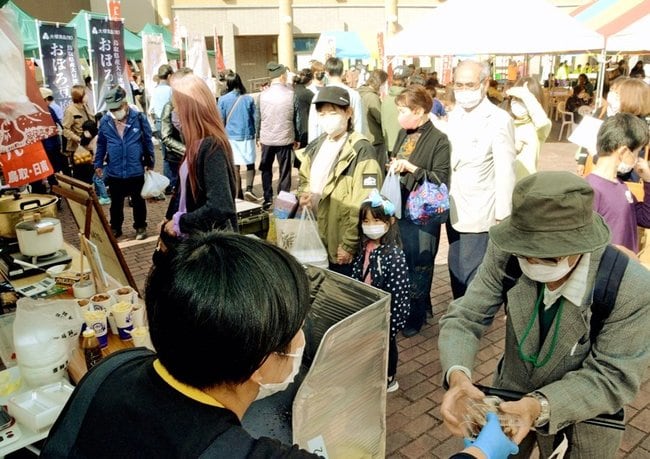 にちなん食のバザールで、特産品などを買い求める来場者＝鳥取県日南町霞、町総合文化センター