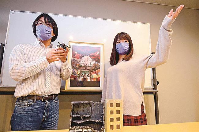 ストーリー展開などについてアイデアを練る谷山龍さん（左）＝米子市両三柳、鳥取県立武道館研修室