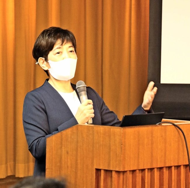 地方自治体や中小企業のブランド戦略について話す殿村美樹社長＝出雲市大津町、出雲商工会議所