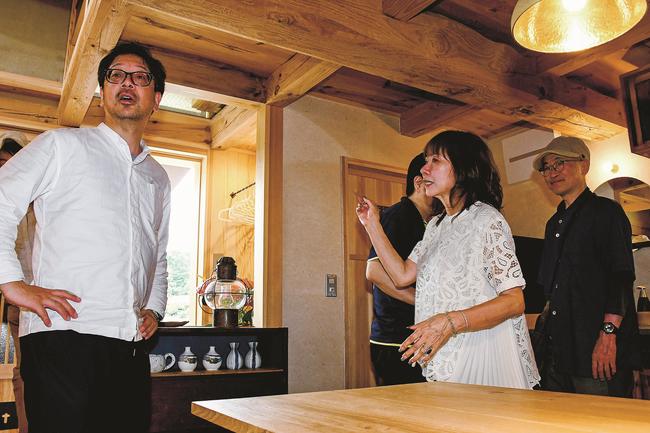 蔵を改修した宿泊施設を視察する島根県邑南町観光リ・ハック協議会のメンバー＝島根県邑南町矢上