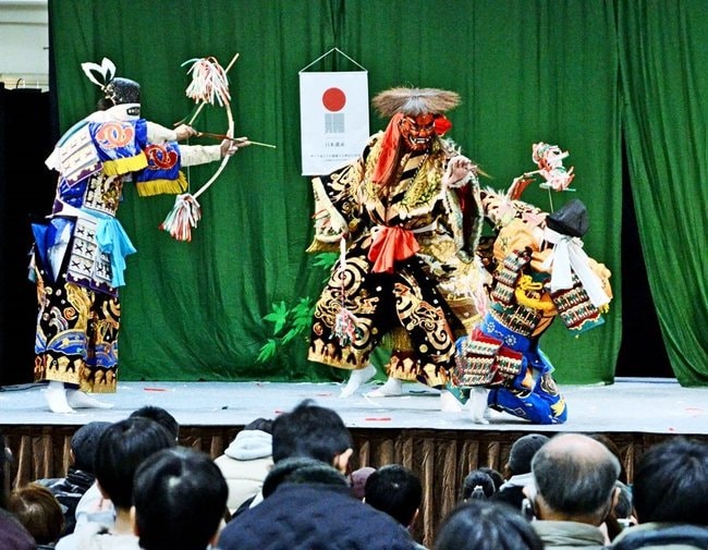 「塵輪」を披露する安城神楽社中のメンバー＝広島市南区、広島駅南口エールエール地下広場