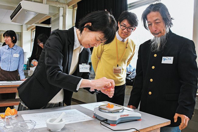 ミカンに含まれるビタミンＣを検出する参加者＝島根県海士町福井、隠岐島前高校