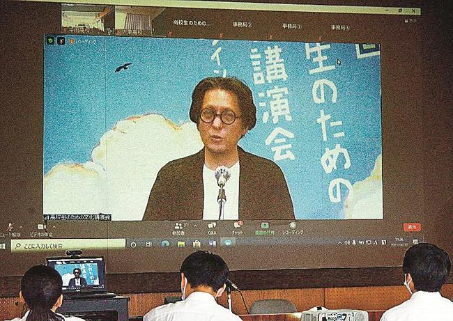 オンラインで講演する小林紀晴さん＝出雲市平田町、平田高校