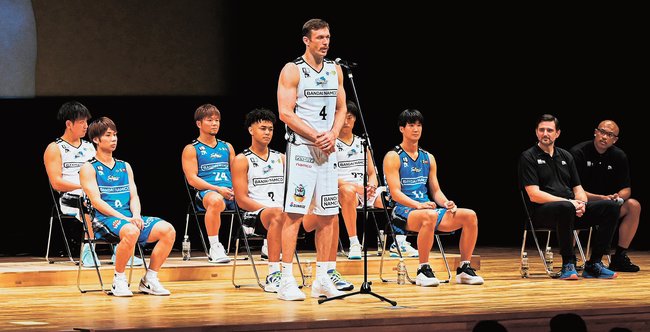 ファンに向けて決意表明するニック・ケイ(左から3人目)=松江市殿町、島根県民会館