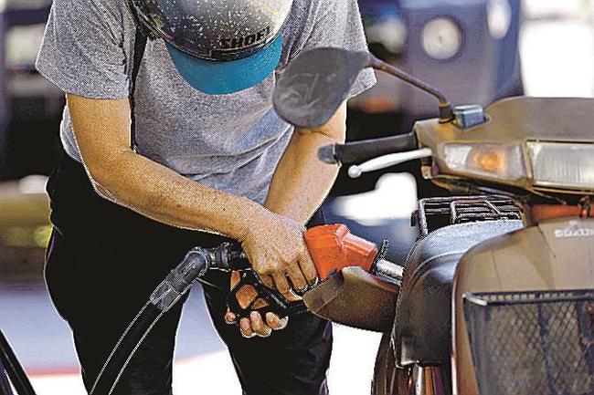 東京都内のガソリンスタンドで給油する人＝２日