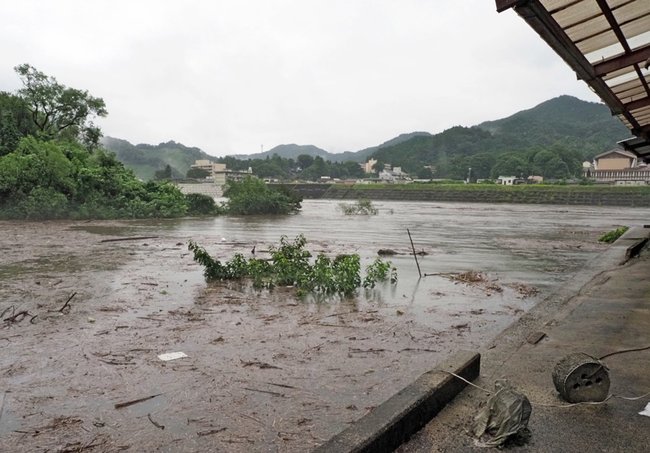 氾濫危険水位を越えた江の川と支流の三谷川（手前）＝１３日午後３時５９分、島根県川本町川本