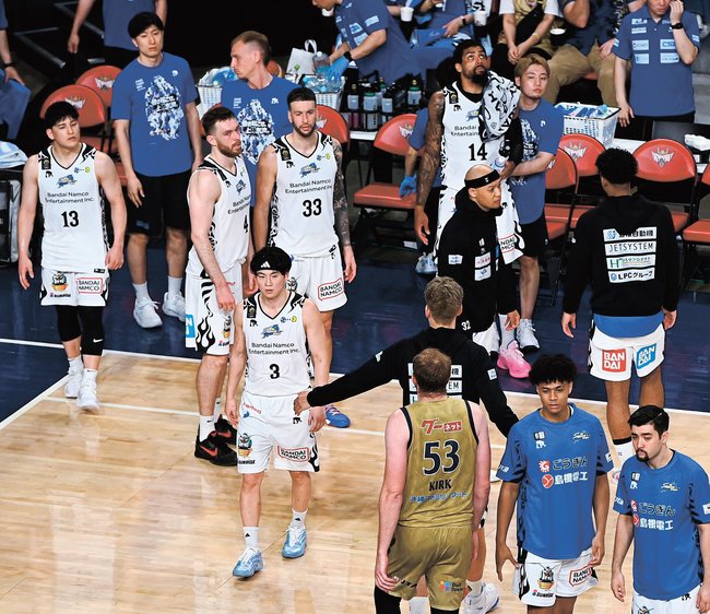 チャンピオンシップ準々決勝第１戦に敗れ、肩を落とす島根の選手たち＝沖縄県沖縄市、沖縄サントリーアリーナ