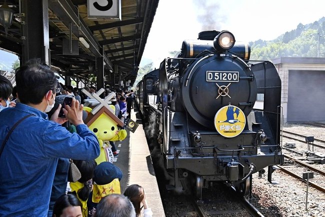 ＪＲ津和野駅に到着したＳＬやまぐち号を撮影する乗客たち＝島根県津和野町後田