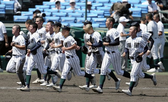 宮崎商にサヨナラ勝ちし、校歌を歌った後にあいさつに向かう開星ナイン=6日、甲子園