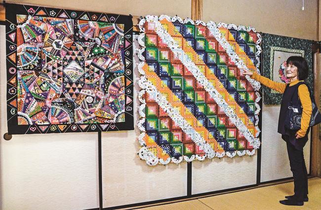 布澄会の会員が手掛けた作品を紹介する有藤典子さん＝出雲市斐川町原鹿、原鹿の旧豪農屋敷