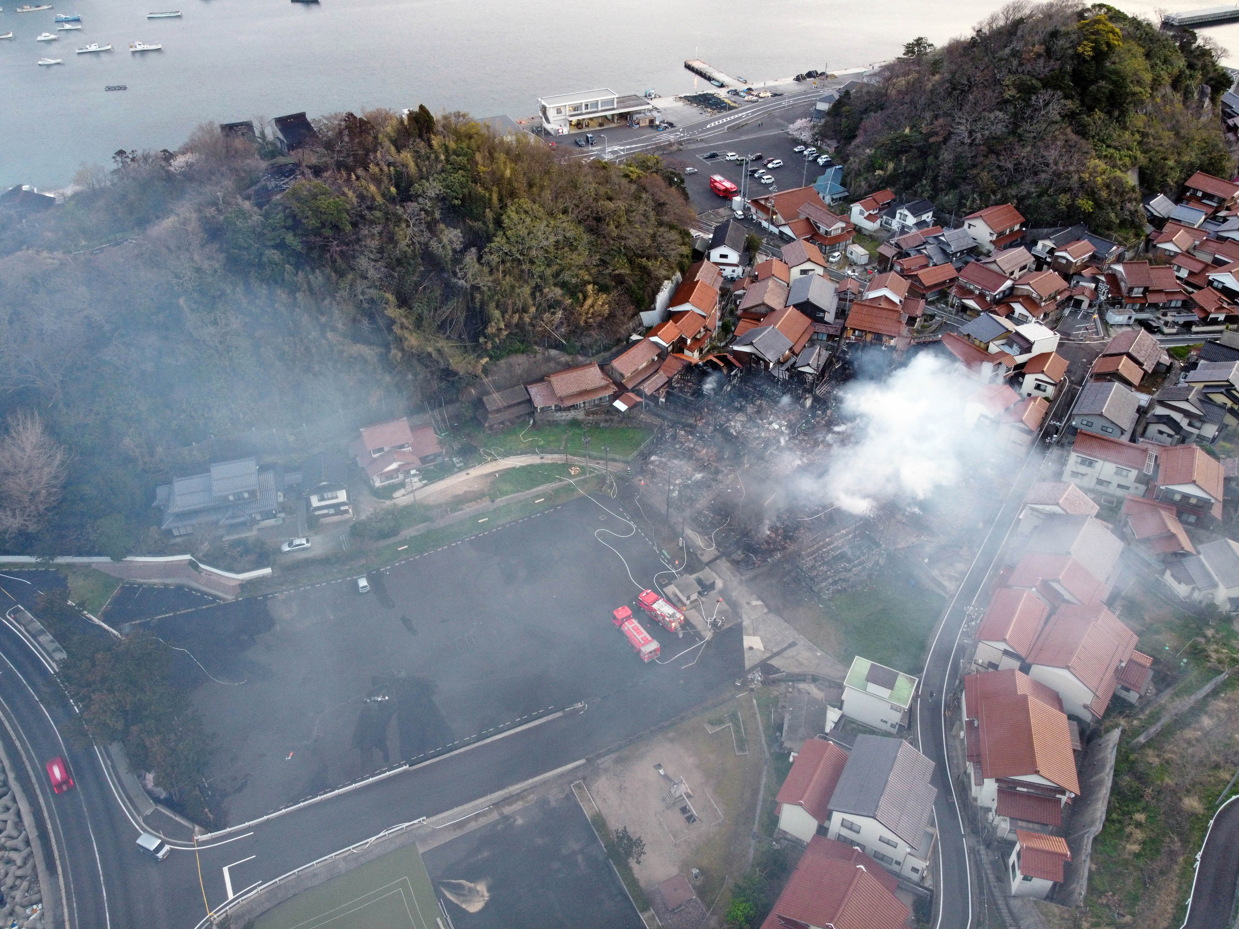 松江市島根町加賀の大火で、少なくとも３０棟が燃えたことが２日、松江市消防本部への取材で分かった。けが人は２人増えて３人となった。いずれも軽いという。火は山林にも燃え移り、鎮圧したのは発生から…