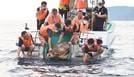 日本海へリブを放流する関係者＝島根県隠岐の島町沖