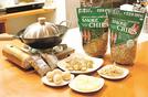 薫製作りに使用するスモークチップ（右上）やチーズ（手前）など＝東京都文京区