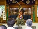 勇壮な舞を披露する奥飯石神楽伝承神楽団の団員＝島根県飯南町上赤名、赤穴八幡宮
