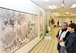 水墨画や書に見入る来場者