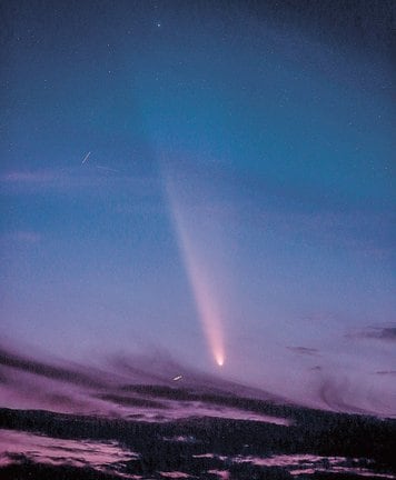紫色に染まった夕方の空に輝く紫金山・アトラス彗星＝１３日午後６時半ごろ、鳥取市福部町内（八木谷祐一さん撮影、２秒露光）