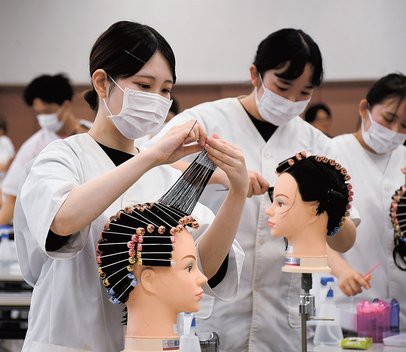 松江理容美容専門大学校 国家試験突破へ技術競う 激励会兼ねた