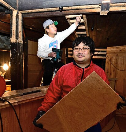 交流拠点となるカフェの開業を目指し、仲間と改修作業を続ける葉柴聖さん＝江津市有福温泉町