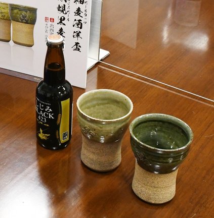 セット販売されるビアカップとクラフトビール＝松江市殿町、県庁