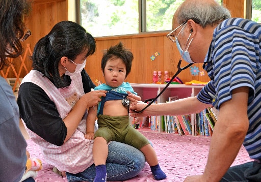 病児・病後児保育利用の子どもを観察する小児科医師や保育士＝鳥取県日野町野田、公立日野病院