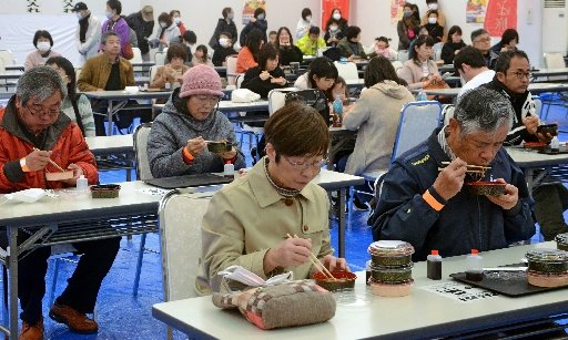 新そばを味わう来場者=出雲市西新町2丁目、朱鷺会館