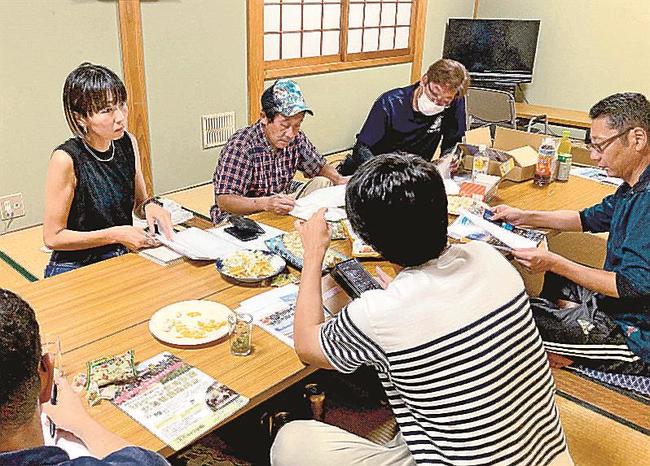 海辺市の開催に向けて準備を進める「北浦のミライを考える会」のメンバー＝松江市美保関町北浦