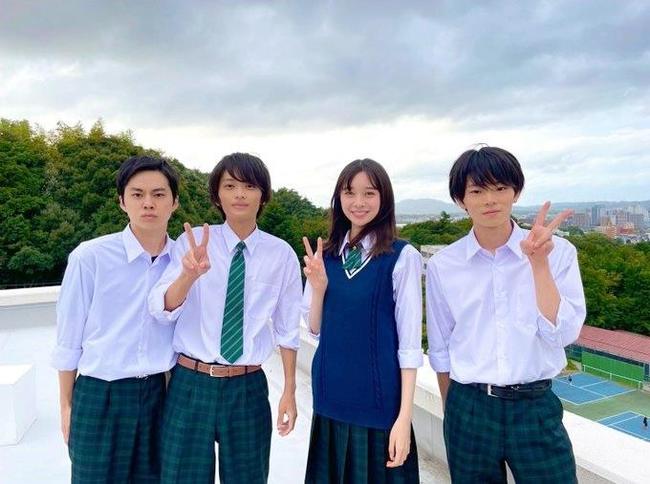 田鍋梨々花さん（左から３人目）ら主演を務めた４人