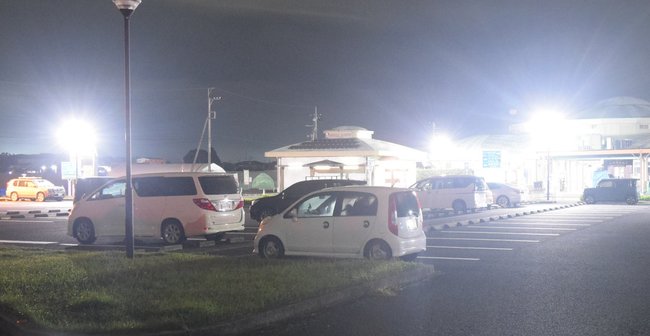 車中泊の車が並ぶ道の駅どまんなかたぬま＝３日午前２時50分、佐野市吉水町