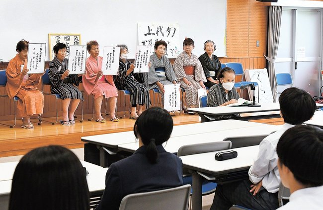 上代タノを題材に朗読劇を披露する「大東町の女性の集い」のメンバー＝雲南市大東町大東、大東高校