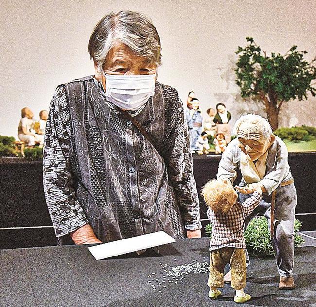 人形が作り出す懐かしい風景を鑑賞する来館者＝江津市桜江町川戸、今井美術館