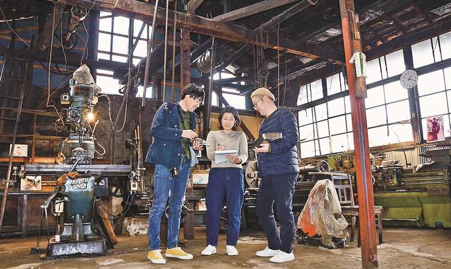 工場をDIYのレンタルスペースとしてよみがえらせようと構想を練るどっこい舎のメンバー=松江市寺町