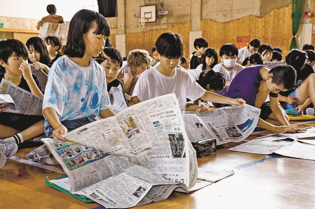 山陰中央新報に目を通す児童＝松江市大庭町、大庭小学校