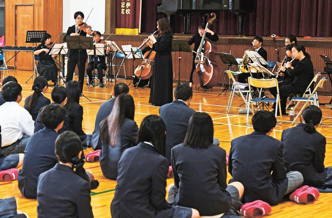 生徒を前に美しい演奏を披露する山陰フィルハーモニー管弦楽団の団員=雲南市大東町大東、大東高校