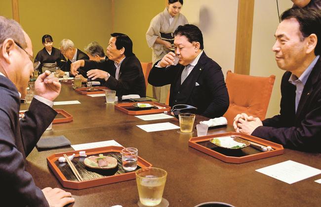 島根県産の食材を使った特別ディナーを堪能する関係者＝東京・六本木、日本料理「旬房」