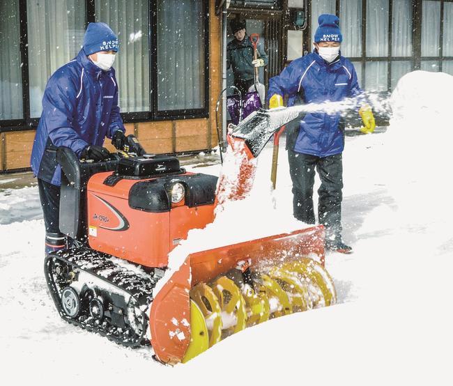 除雪作業をするボランティア＝島根県飯南町赤名