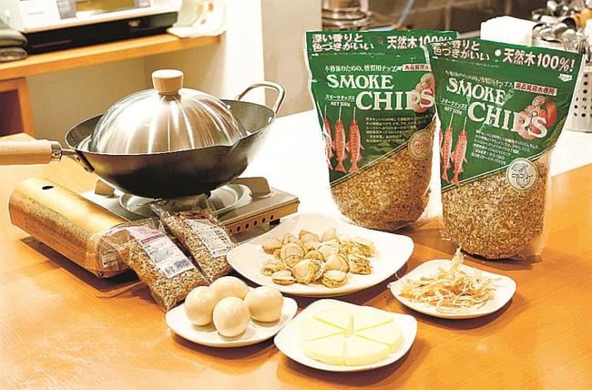 薫製作りに使用するスモークチップ（右上）やチーズ（手前）など＝東京都文京区