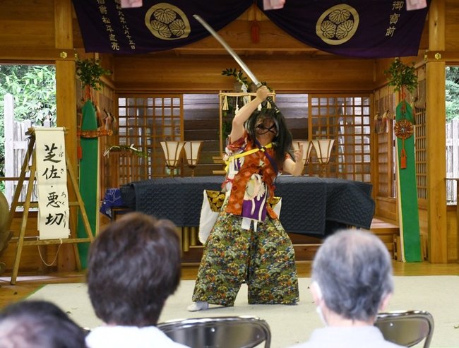 勇壮な舞を披露する奥飯石神楽伝承神楽団の団員＝島根県飯南町上赤名、赤穴八幡宮