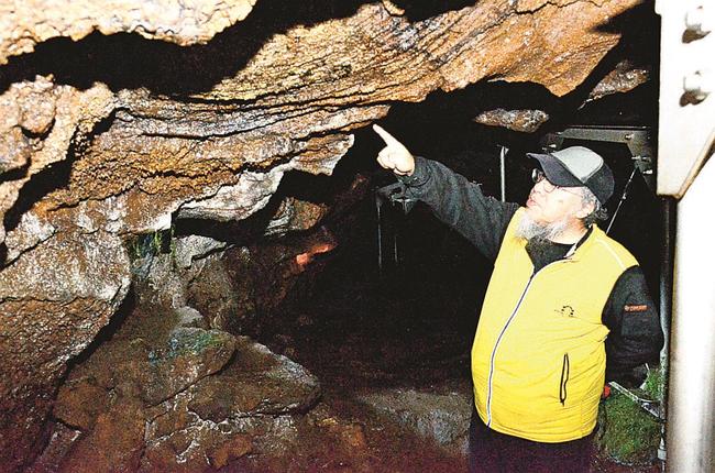竜渓洞内部のめずらしい地質を紹介する門脇和也さん（２０２０年撮影）
